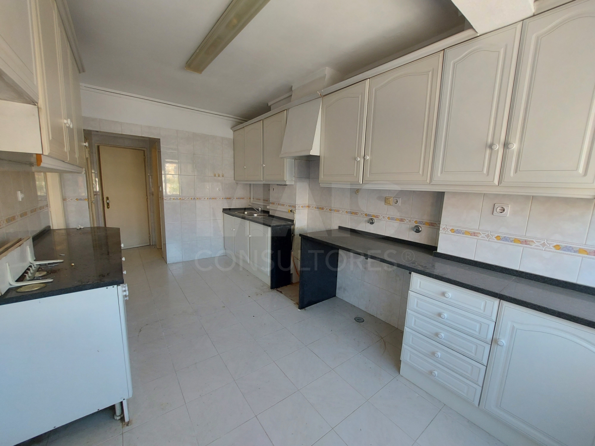 4 bedroom apartment in Odivelas with garage
