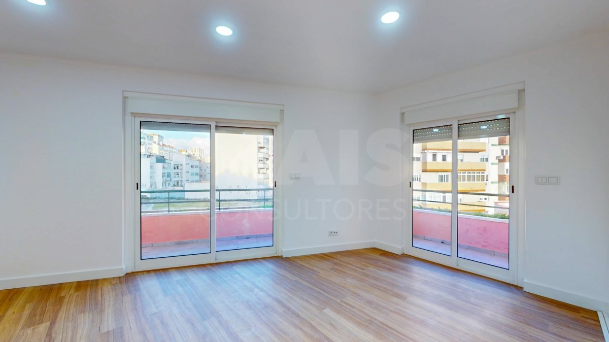 Fully refurbished 2-bedroom apartment with balcony in the center of Odivelas